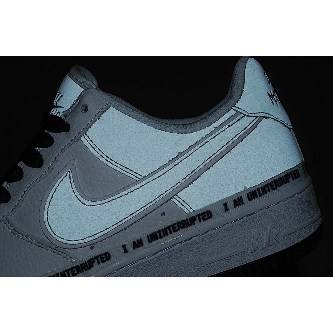 Nike Wmns Air Force 107White/Noctilucente Low-Top Sneakers