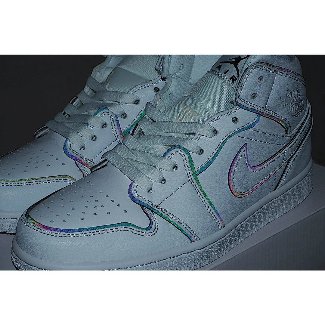 Wmns Air Jordan 1 Mid SE Iridescent Trim