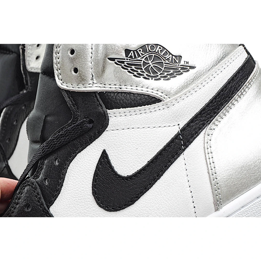 Wmns Air Jordan 1 Retro High OG Silver Toe